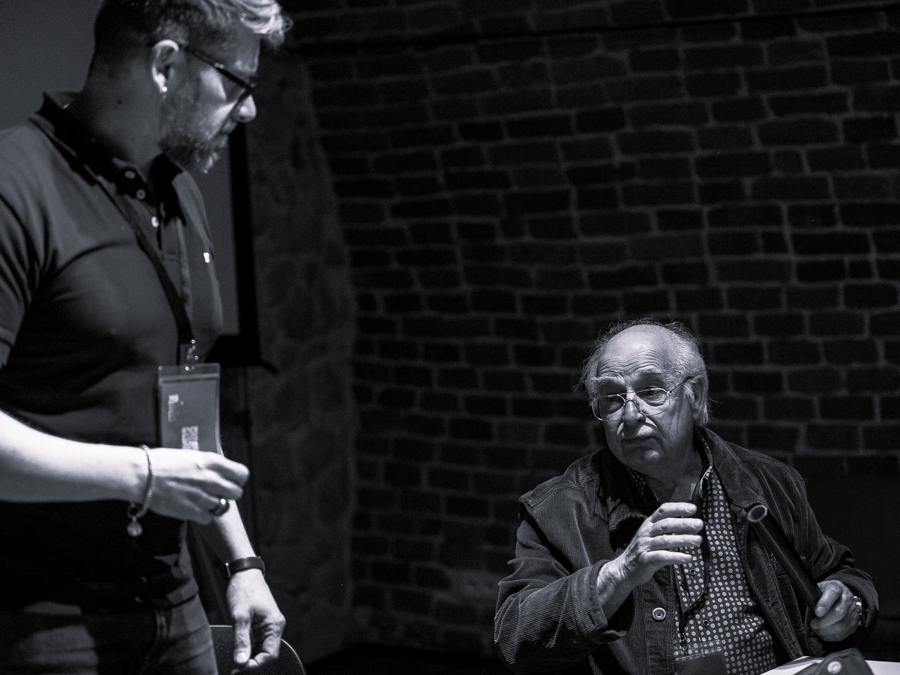 Benoît Tainturier et Serge Delmas — maître et apprenti — dans l'atelier de facture de cornets à bouquin