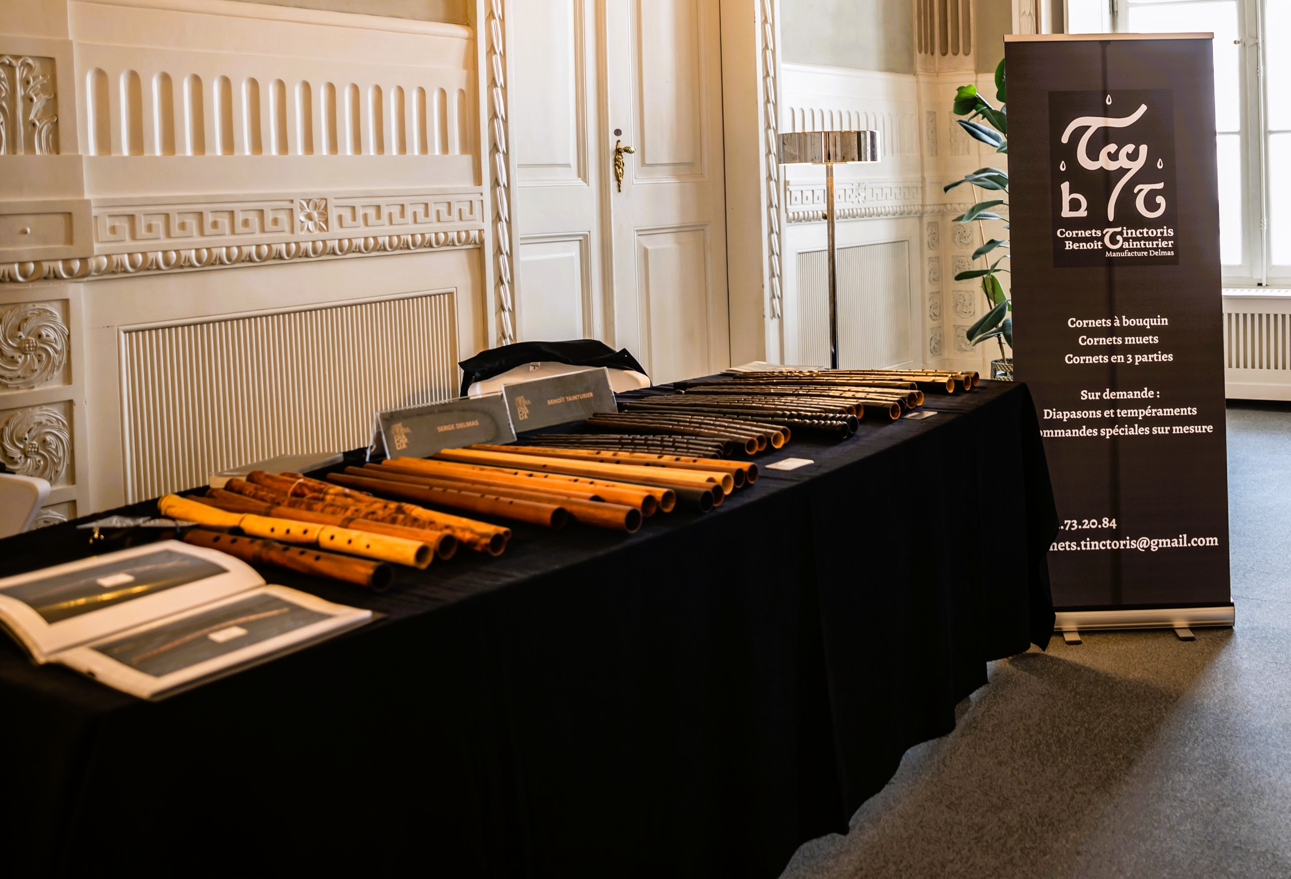 Cornets Tinctoris en représentation — stand dans un grand salon du XIXe siècle, Cracovie